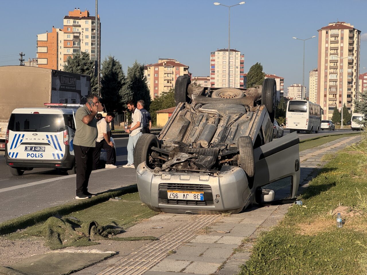 KAYSERİ (AA) – Kayseri'de hafif ticari aracın devrildiği kazada yaralanan