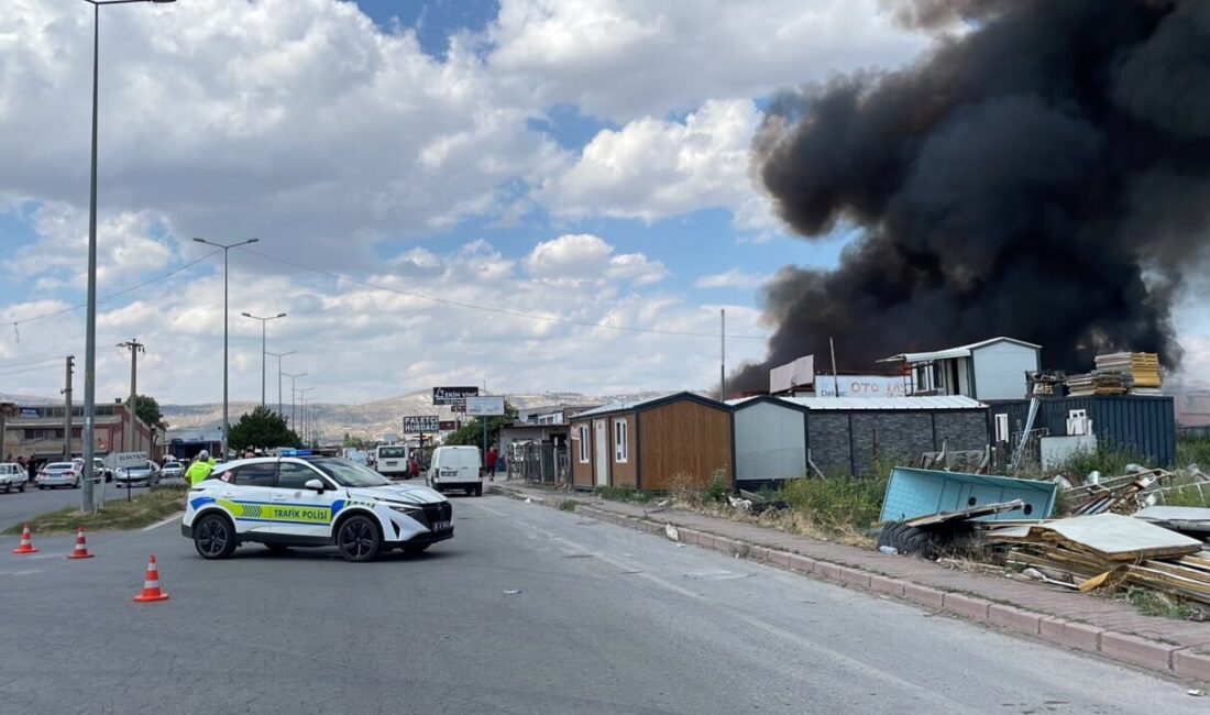 KAYSERİ (AA) – Kayseri'nin merkez Melikgazi ilçesinde, hurdalıkta çıkan yangına