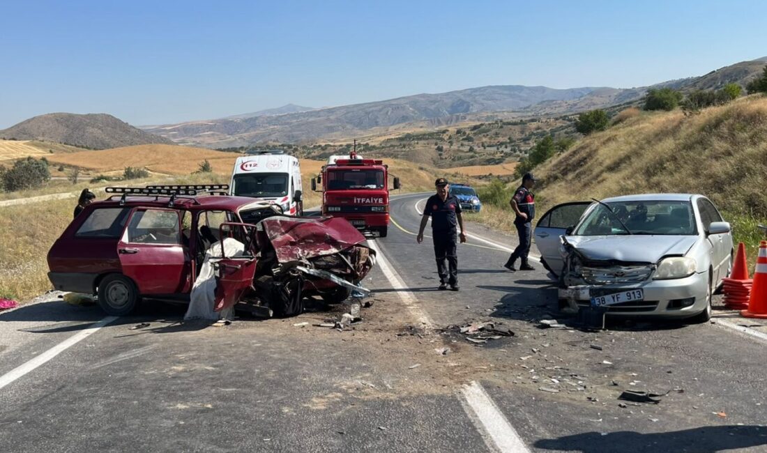 KAYSERİ (AA) – Kayseri'nin Felahiye ilçesinde iki otomobilin çarpışması sonucu