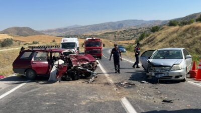 KAYSERİ (AA) – Kayseri'nin Felahiye ilçesinde iki otomobilin çarpışması sonucu