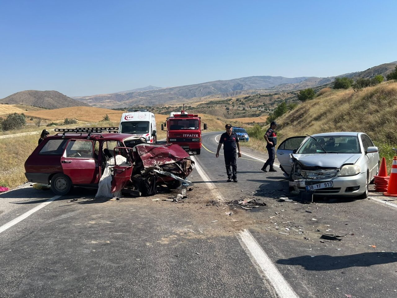 KAYSERİ (AA) – Kayseri'nin Felahiye ilçesinde iki otomobilin çarpışması sonucu