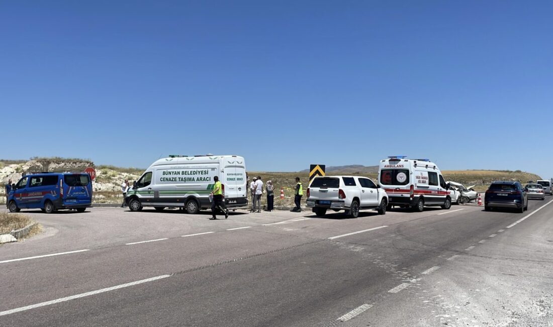 KAYSERİ (AA) – Kayseri'nin Pınarbaşı ilçesinde, iki otomobilin çarpışması sonucu