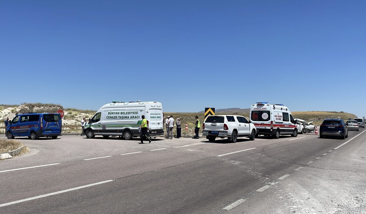 KAYSERİ (AA) – Kayseri'nin Pınarbaşı ilçesinde, iki otomobilin çarpışması sonucu