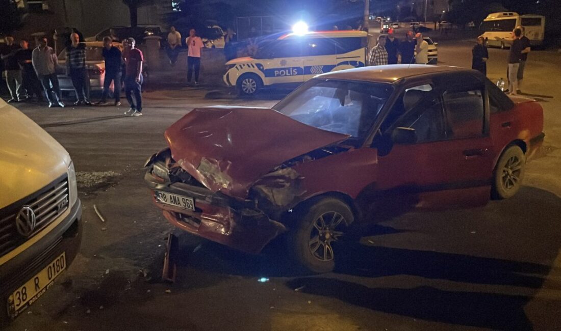 KAYSERİ (AA) – Kayseri'nin Kocasinan ilçesinde otomobil ile hafif ticari