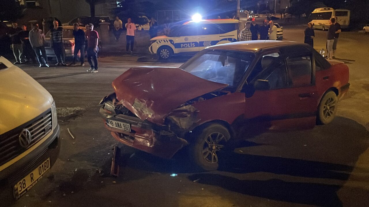 KAYSERİ (AA) – Kayseri'nin Kocasinan ilçesinde otomobil ile hafif ticari