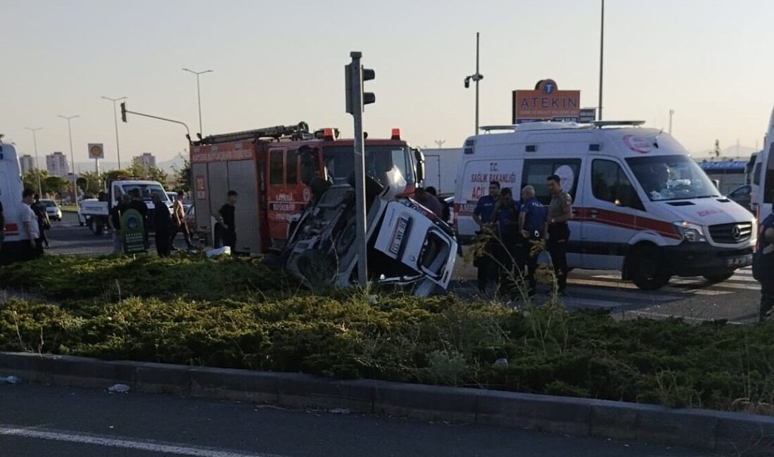 KAYSERİ (AA) – Kayseri'nin Melikgazi ilçesinde otomobil ile hafif ticari
