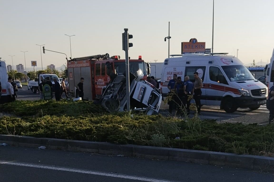 KAYSERİ (AA) – Kayseri'nin Melikgazi ilçesinde otomobil ile hafif ticari
