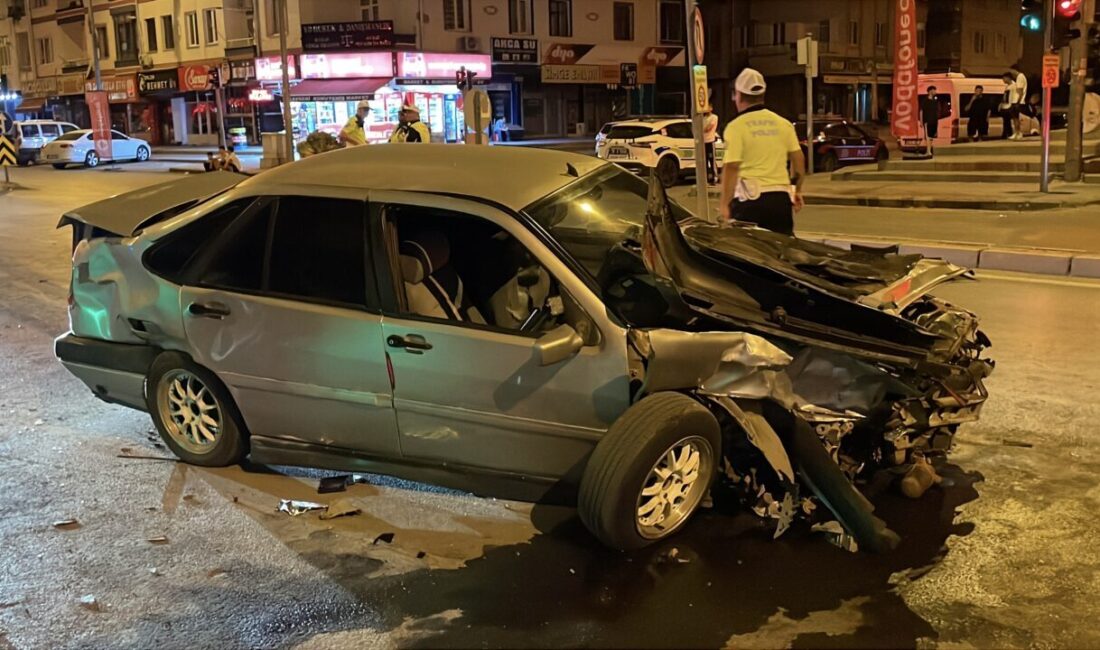 KAYSERİ (AA) – Kayseri'nin Kocasinan ilçesinde polis aracının karıştığı kazada