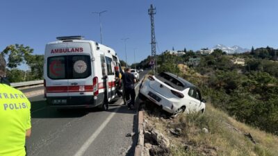 KAYSERİ (AA) – Kayseri'nin Melikgazi ilçesinde kontrolden çıkarak şarampolde askıda