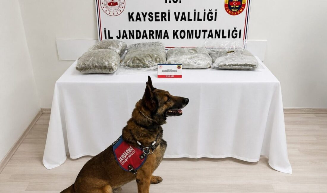 KAYSERİ (AA) – Kayseri'de bir otomobilin bagajına gizlenmiş 5 kilogram