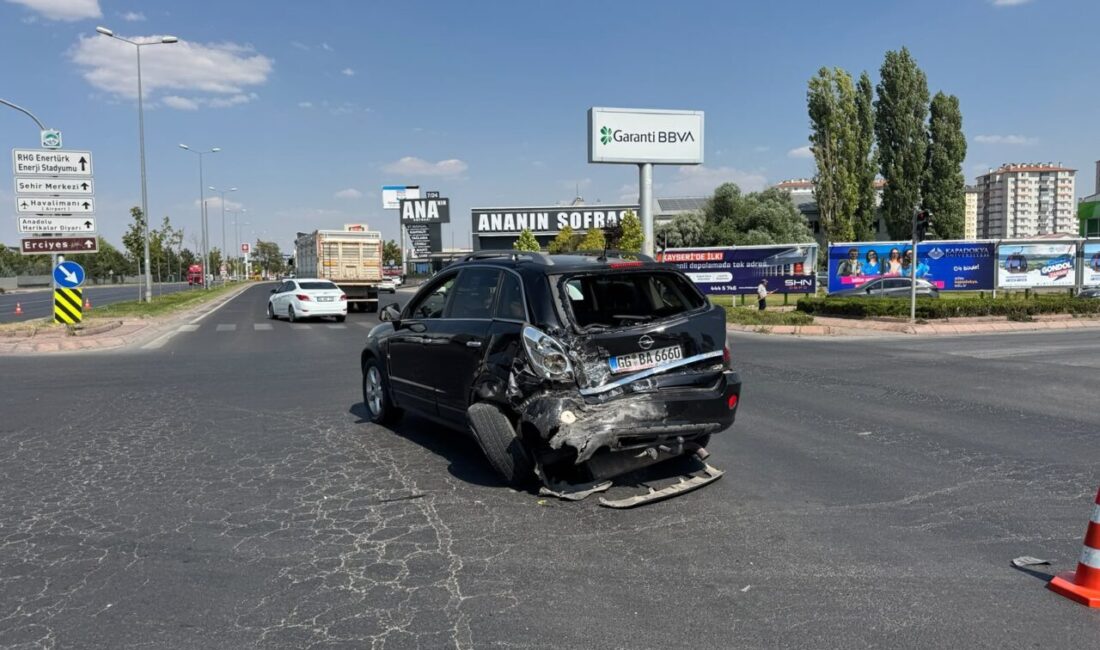 KAYSERİ (AA) – Kayseri'de yolcu minibüsü ile otomobilin çarpışması sonucu