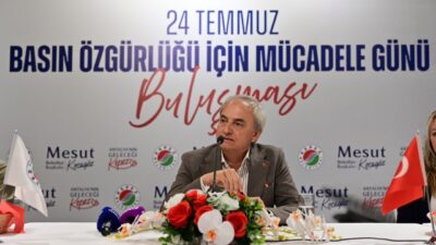 - "3 Nisan 2024'te parti rozetini çıkardım. Bakın Türk bayrağı