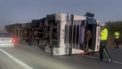 KIRIKKALE (AA) – Kırıkkale'de hurda yüklü tırın devrilmesi sonucu sürücü