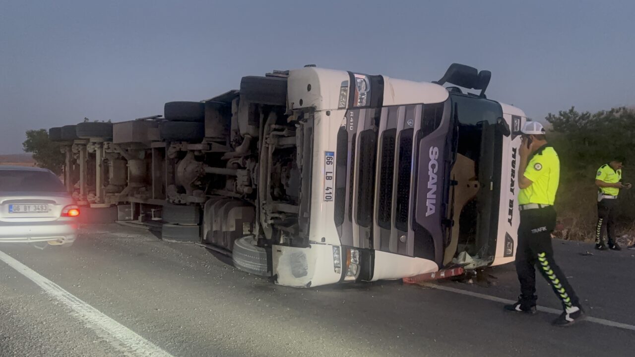 KIRIKKALE (AA) – Kırıkkale'de hurda yüklü tırın devrilmesi sonucu sürücü