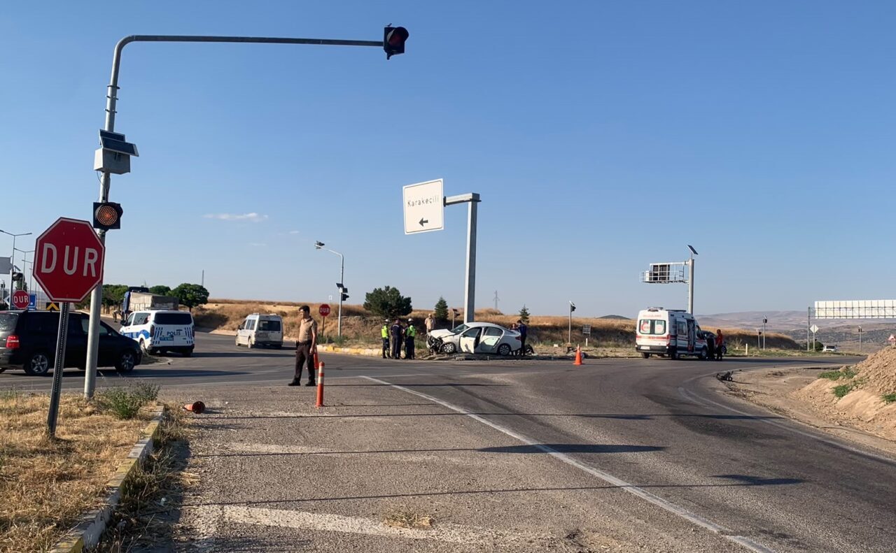 KIRIKKALE (AA) – Kırıkkale'nin Karakeçili ilçesinde iki otomobilin çarpışması sonucu