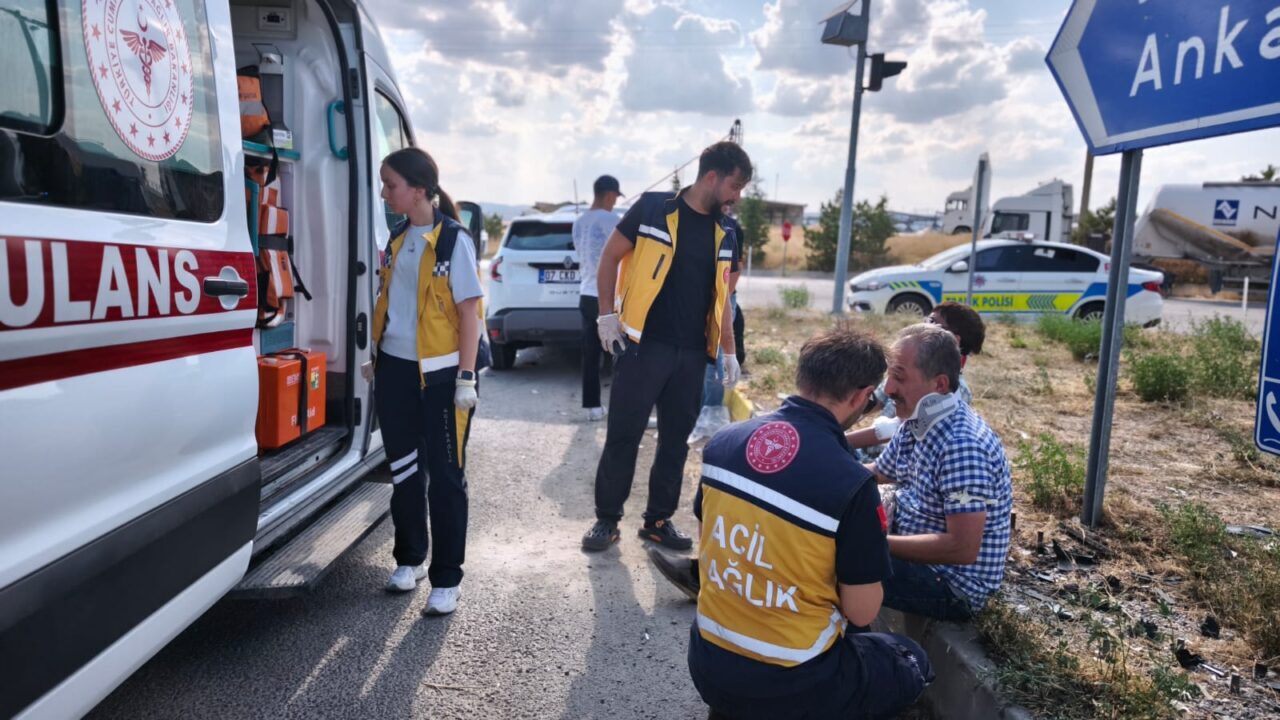KIRIKKALE (AA) – Kırıkkale'nin Karakeçili ilçesinde iki otomobilin çarpışması sonucu
