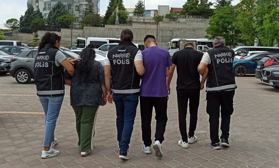 KIRIKKALE (AA) – Kırıkkale'deki uyuşturucu operasyonunda yakalanan 3 zanlı tutuklandı.