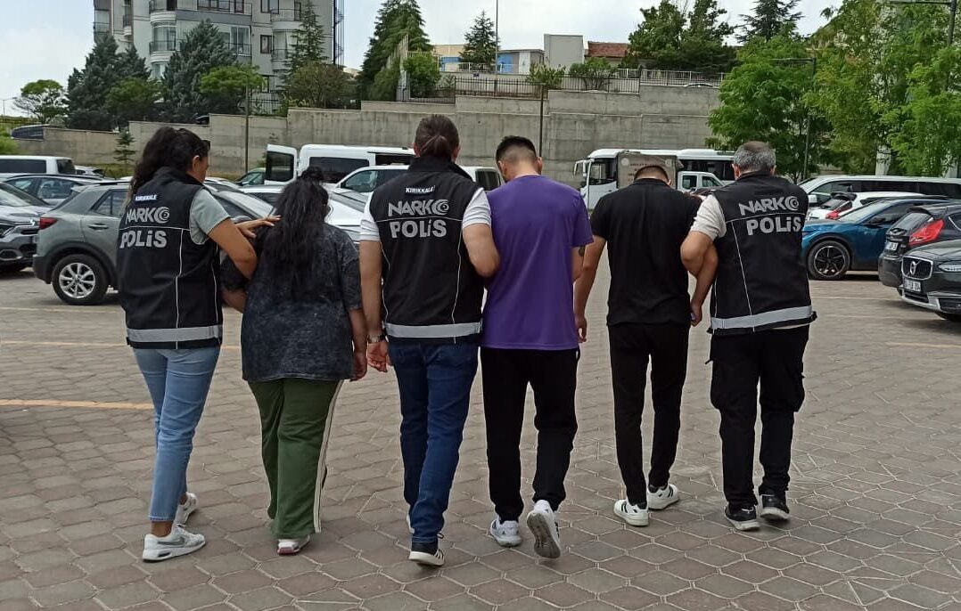 KIRIKKALE (AA) – Kırıkkale'deki uyuşturucu operasyonunda yakalanan 3 zanlı tutuklandı.