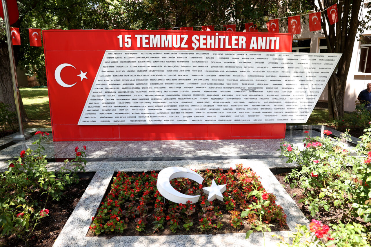KIRKLARELİ (AA) – Kırklareli'nde 15 Temmuz şehitleri anısına 253 gül