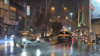 KIRKLARELİ (AA) – Kırklareli'nde gök gürültülü sağanak, yaşamı olumsuz etkiledi.