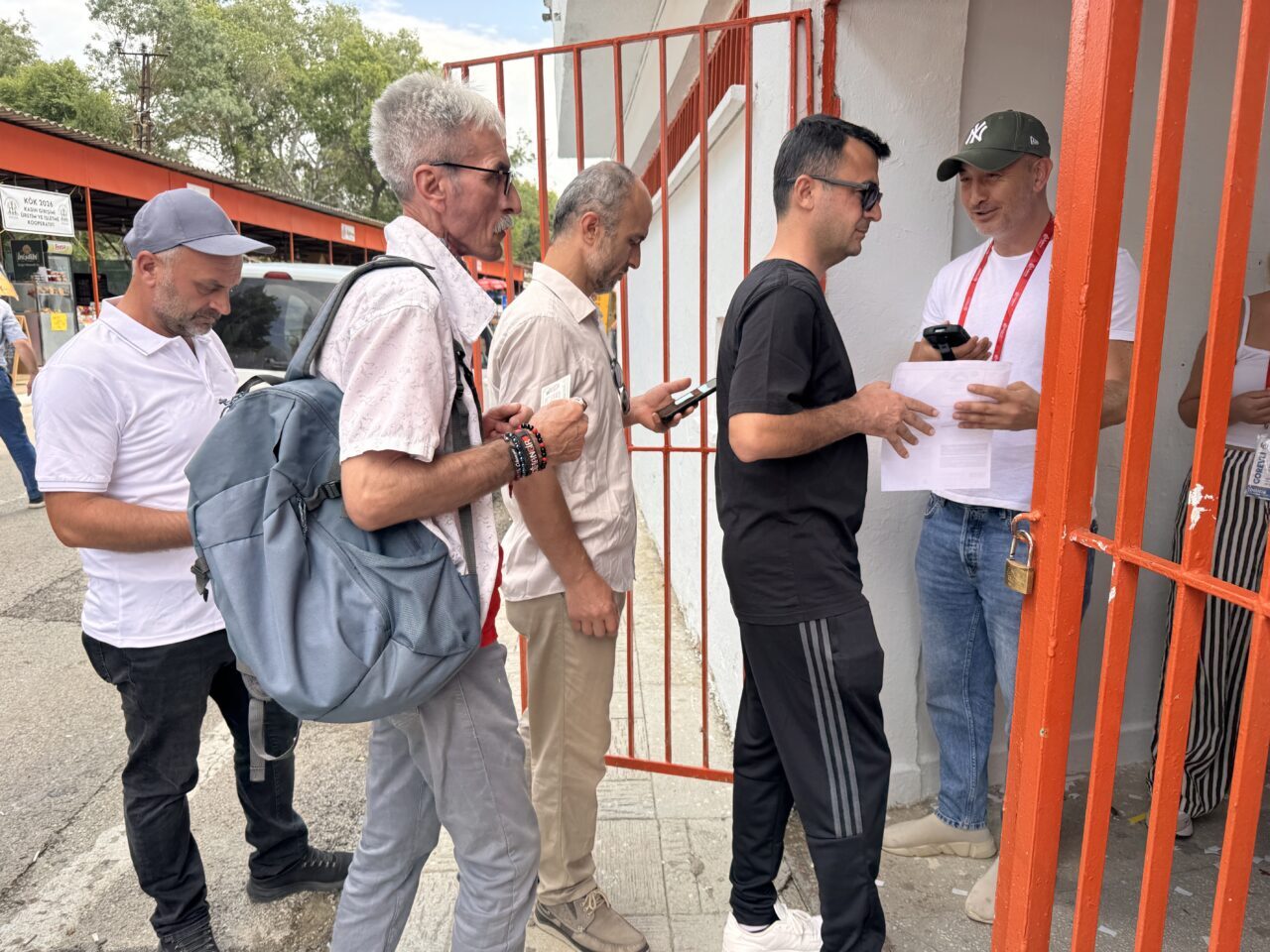 EDİRNE (AA) – Türkiye'nin farklı illerinden Edirne'ye gelen güreşseverler, 665.