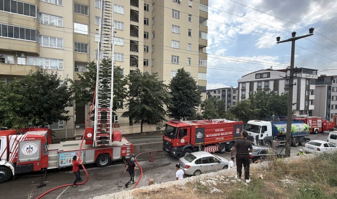 KOCAELİ (AA) – Kocaeli'nin Gebze ilçesinde 16 katlı apartmanın çatısında
