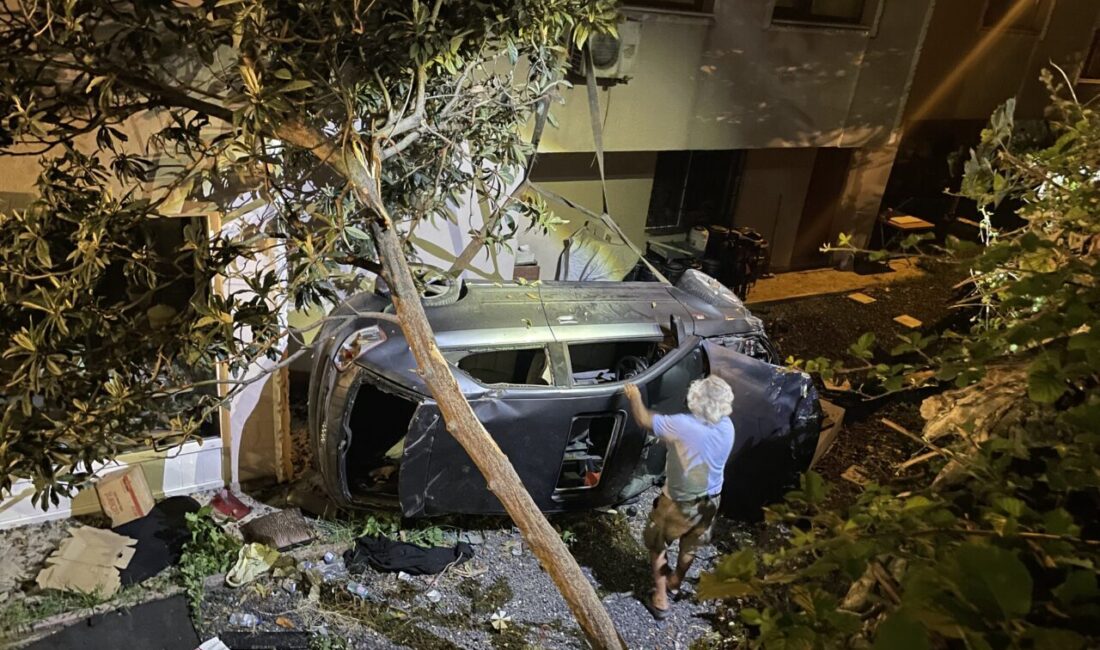 KOCAELİ (AA) – Kocaeli'nin Gölcük ilçesinde otomobilin kontrolden çıkarak apartman