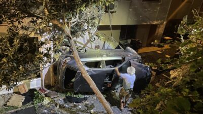 KOCAELİ (AA) – Kocaeli'nin Gölcük ilçesinde otomobilin kontrolden çıkarak apartman