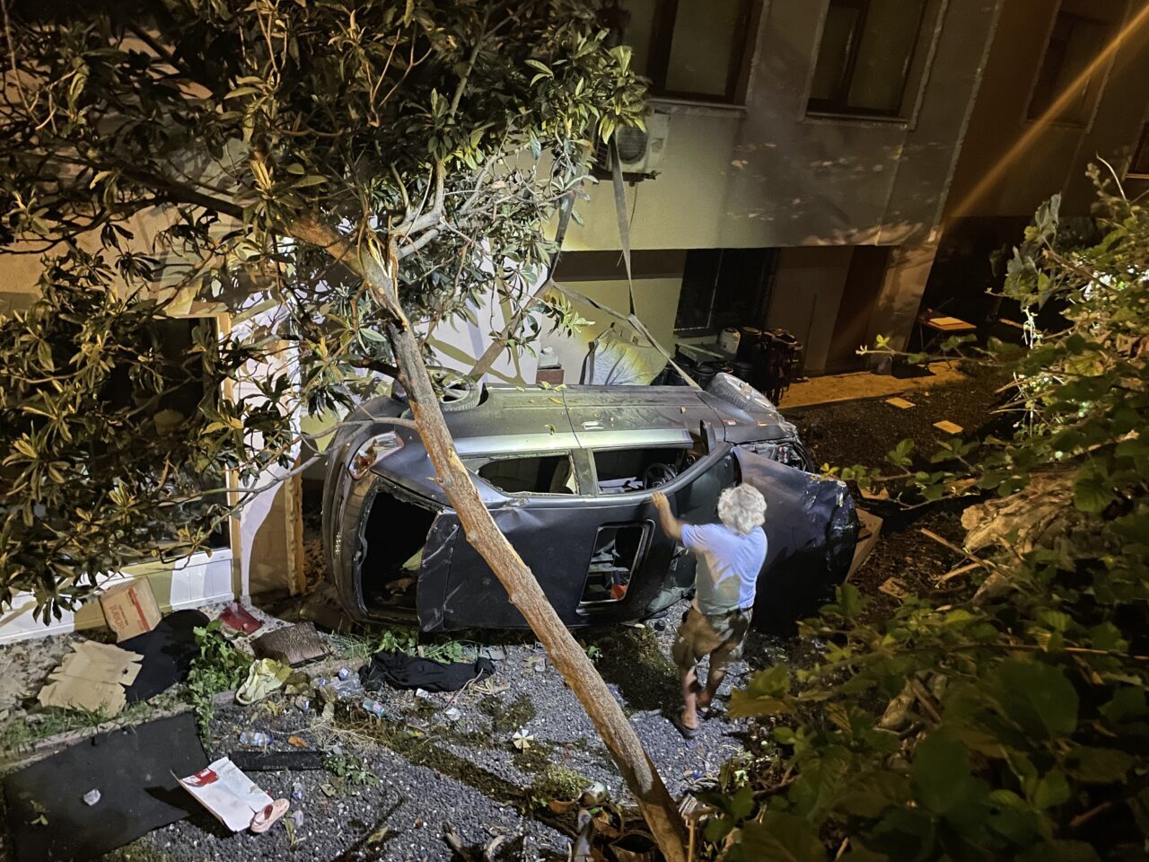 KOCAELİ (AA) – Kocaeli'nin Gölcük ilçesinde otomobilin kontrolden çıkarak apartman