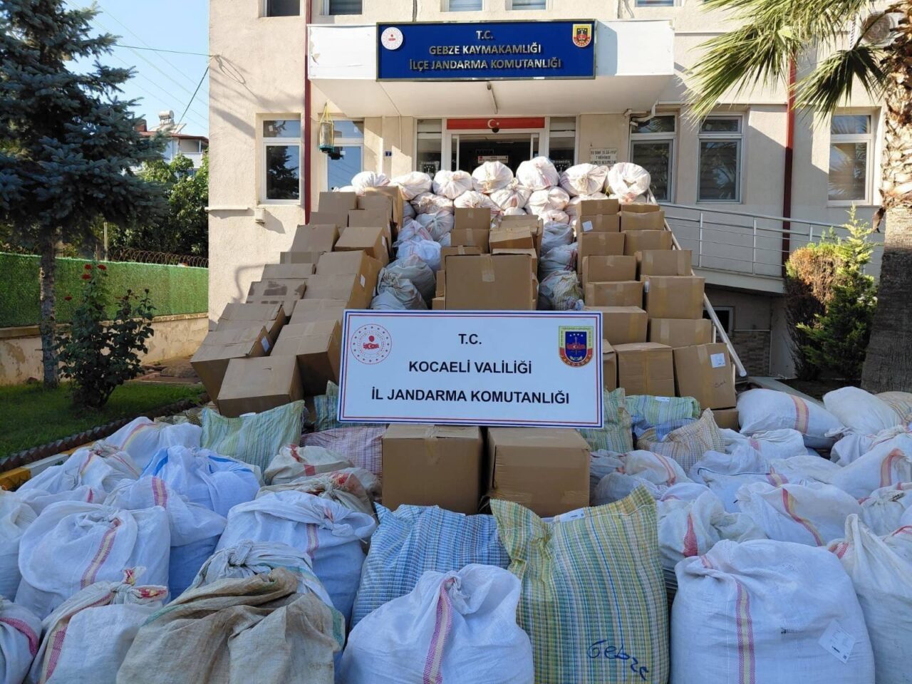 KOCAELİ (AA) – Kocaeli'nin Gebze ilçesinde durdurulan araçta 5 ton