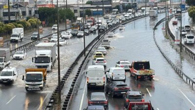 KOCAELİ (AA) – Kocaeli'nin Gebze ilçesinde sağanak, yaşamı olumsuz etkiledi.