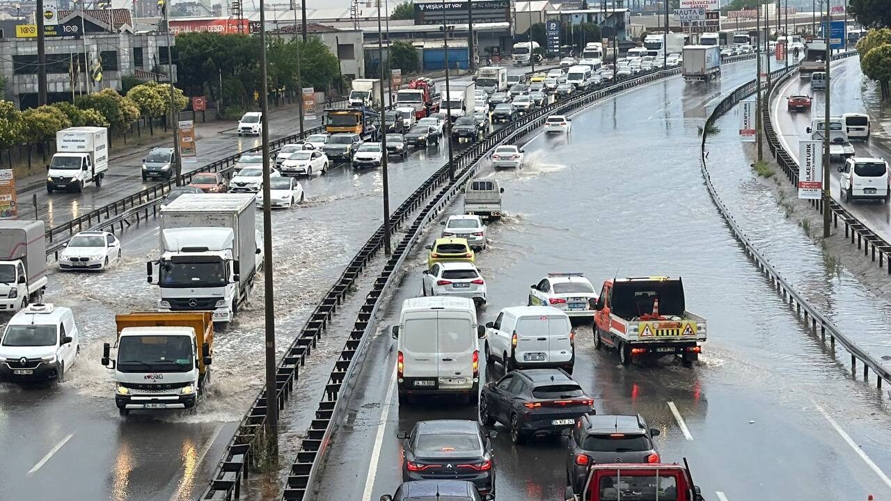 KOCAELİ (AA) – Kocaeli'nin Gebze ilçesinde sağanak, yaşamı olumsuz etkiledi.