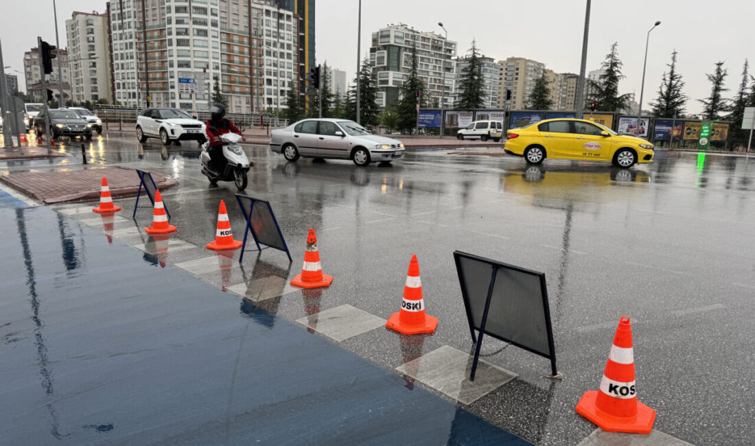 KONYA (AA) – Konya'da etkili olan sağanak hayatı olumsuz etkiledi.