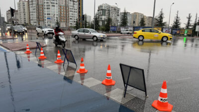 KONYA (AA) – Konya'da etkili olan sağanak hayatı olumsuz etkiledi.
