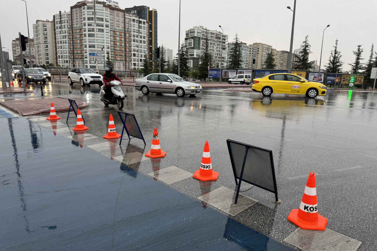 KONYA (AA) – Konya'da etkili olan sağanak hayatı olumsuz etkiledi.