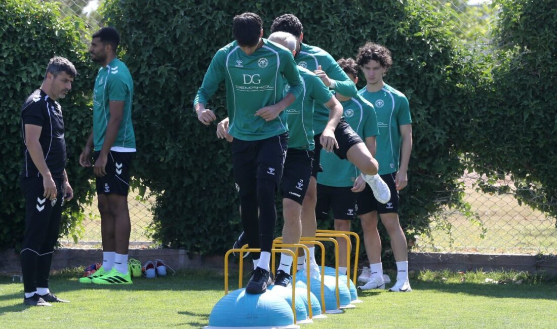 - Konyaspor Teknik Direktörü İlhan Palut:
- "Takıma 5 ana transfer