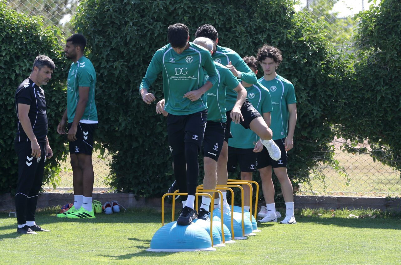 - Konyaspor Teknik Direktörü İlhan Palut:
- "Takıma 5 ana transfer