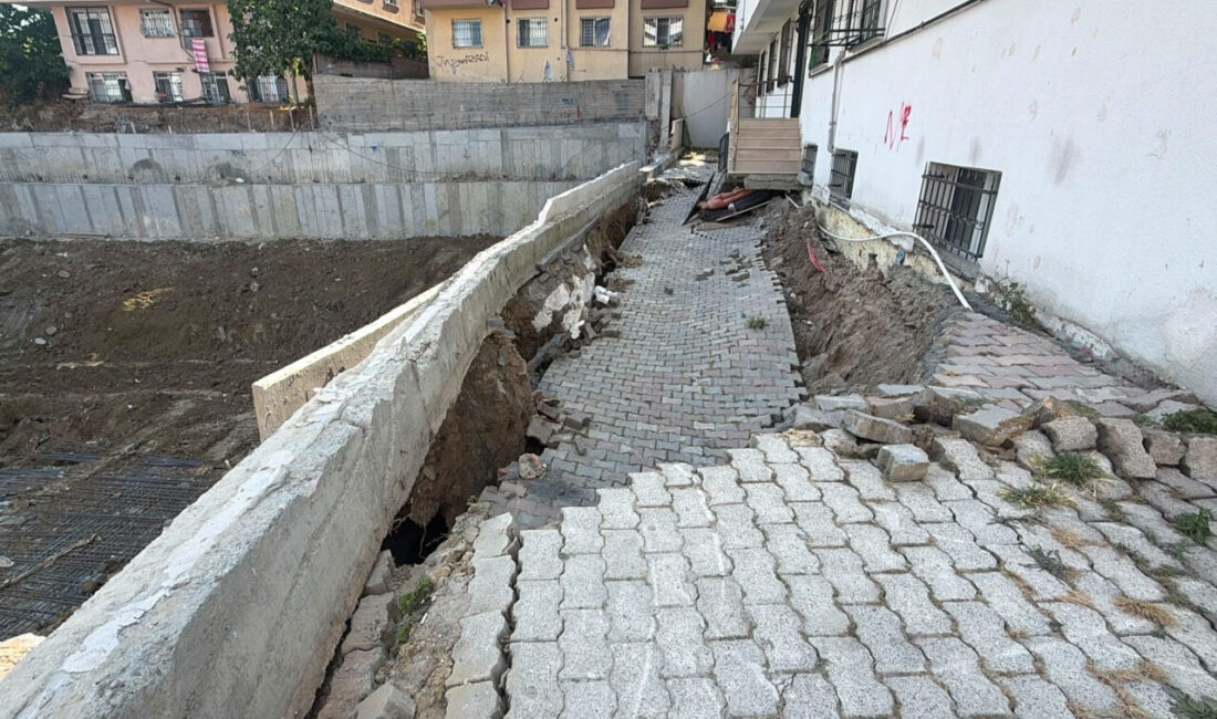 İSTANBUL (AA) – Küçükçekmece'de giriş katında çökme meydana gelen 5