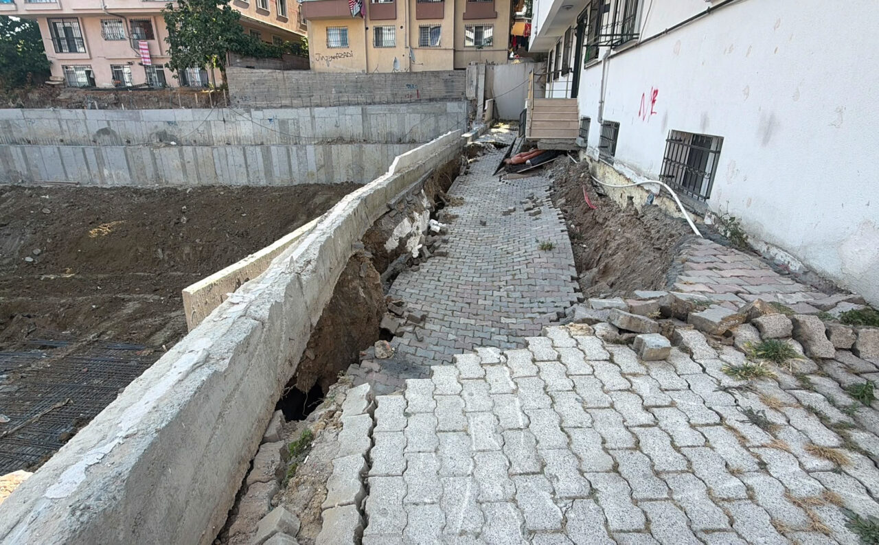 İSTANBUL (AA) – Küçükçekmece'de giriş katında çökme meydana gelen 5