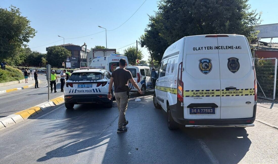 İSTANBUL (AA) – Küçükçekmece'de yolun karşısına geçmeye çalışan bir kişi,