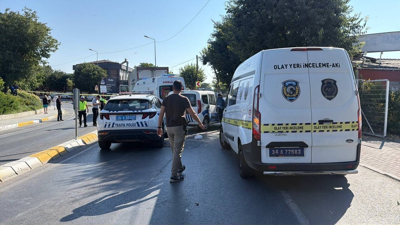 İSTANBUL (AA) – Küçükçekmece'de yolun karşısına geçmeye çalışan bir kişi,