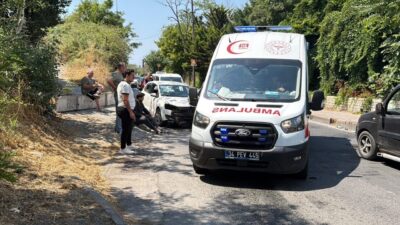 İSTANBUL (AA) – Küçükçekmece'de kaldırıma çarpıp devrilen otomobilin sürücüsü yaralandı.
