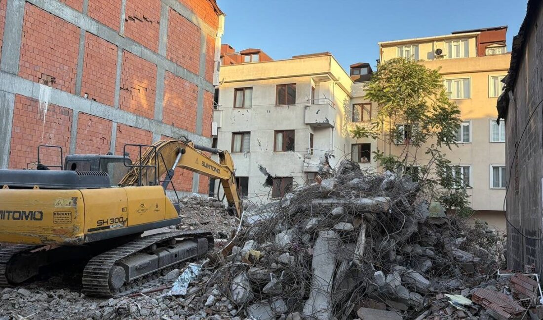 İSTANBUL (AA) – Küçükçekmece'de kontrollü yıkımı yapılan binanın bir bölümü
