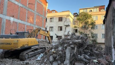 İSTANBUL (AA) – Küçükçekmece'de kontrollü yıkımı yapılan binanın bir bölümü
