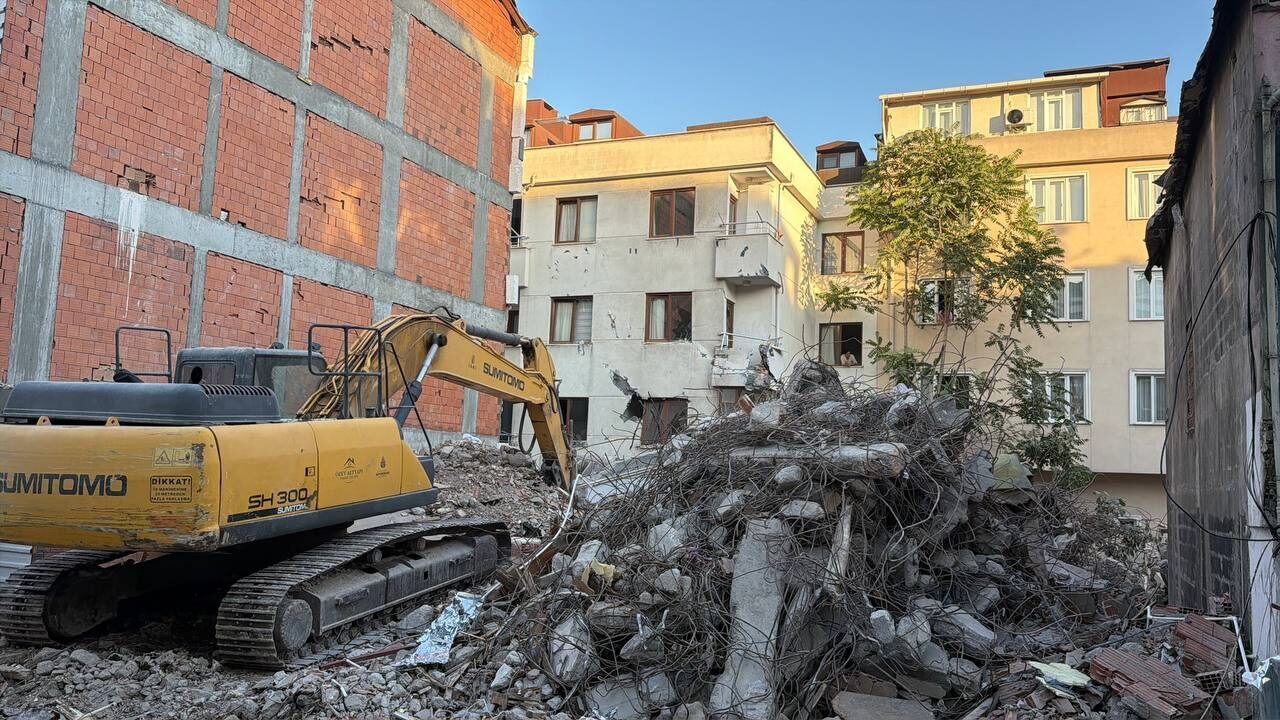 İSTANBUL (AA) – Küçükçekmece'de kontrollü yıkımı yapılan binanın bir bölümü