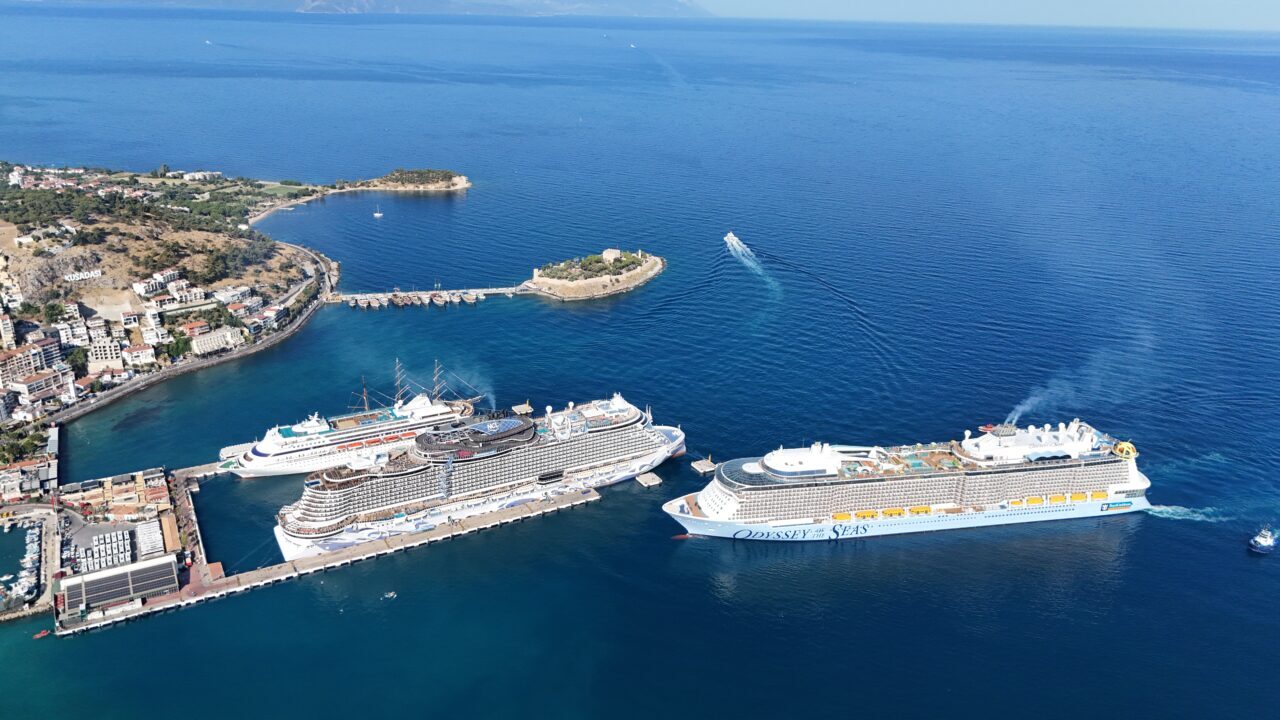 AYDIN (AA) – Kruvaziyer turizminin önemli noktalarından Aydın'ın Kuşadası ilçesi,