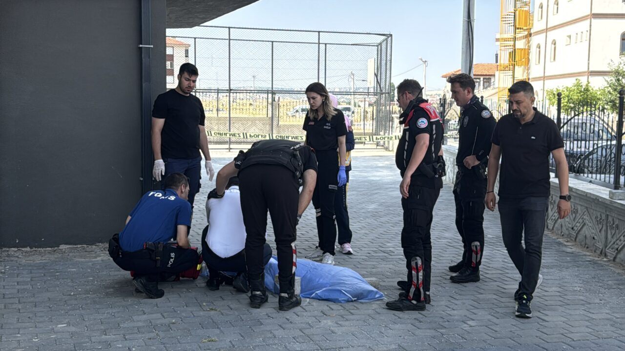 KÜTAHYA (AA) – Kütahya'da ikamet ettiği binanın 5. katından düşen