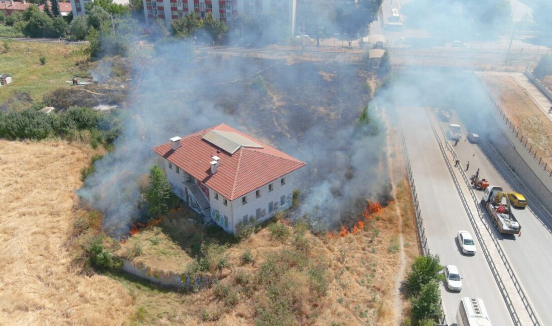 KÜTAHYA (AA) – Kütahya'da otluk alanda çıkan yangın itfaiye ekiplerince