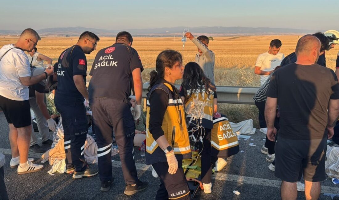 KÜTAHYA (AA) – Kütahya'da, bariyerlere çarpıp devrilen yolcu otobüsünde ilk