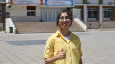 - Adnan Menderes İmam Hatip Ortaokulundan mezun olan Sena Sarıdayı:
-